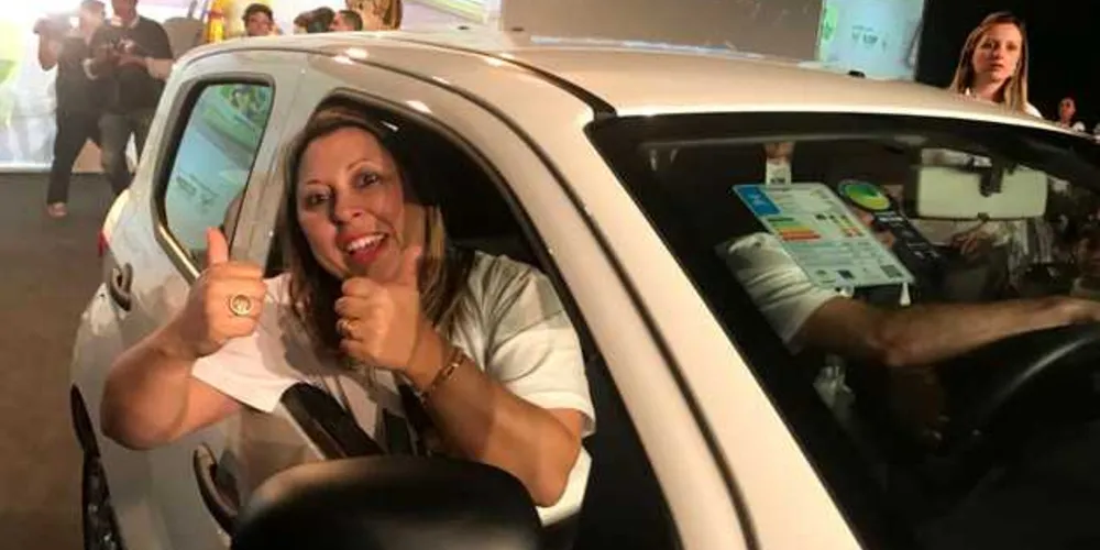 A professora Flávia Corina Carvalho Vitkoski, da Escola Municipal José Pinto Rosas, no Parque Bonsucesso, foi premiada como autora da melhor experiência pedagógica no Programa Agrinho 