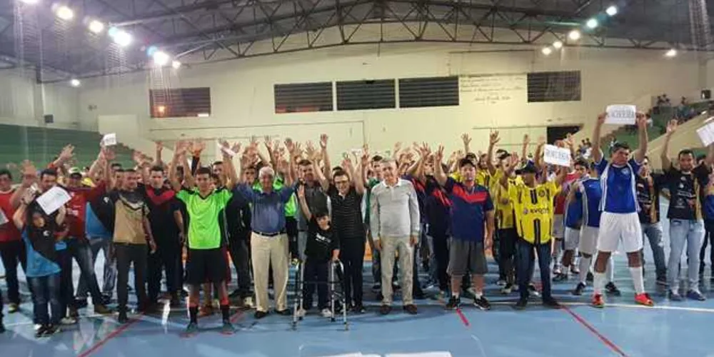 Imagem ilustrativa da imagem Aliel anuncia recursos para dois campos de futebol society em Piraí do Sul
