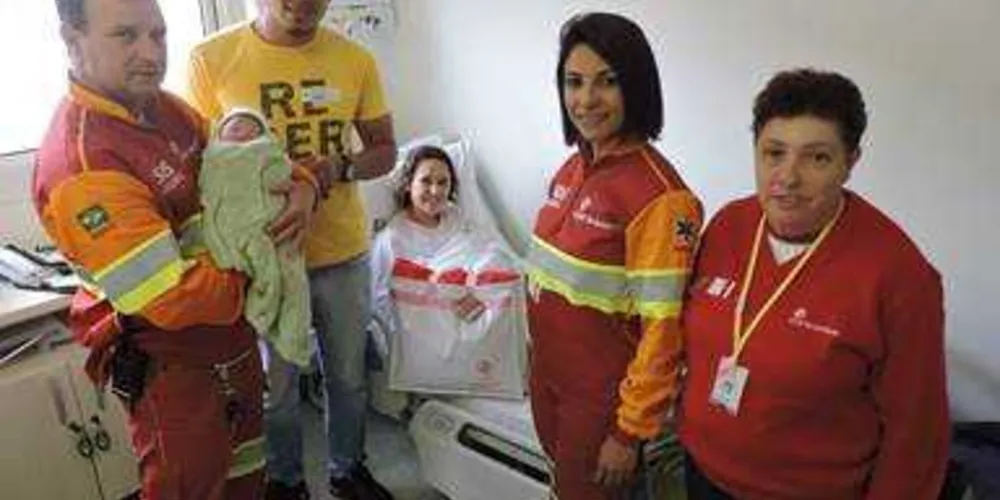 Imagem ilustrativa da imagem Mãe dá à luz na rodovia com ajuda de socorristas