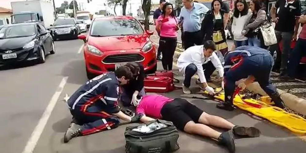 Jovem foi socorrido pelo Samu com lesões graves depois de ser atropelado