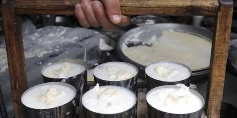 Lassi, popular bebida local, estava envenenada Foto: NARINDER NANU / AFP