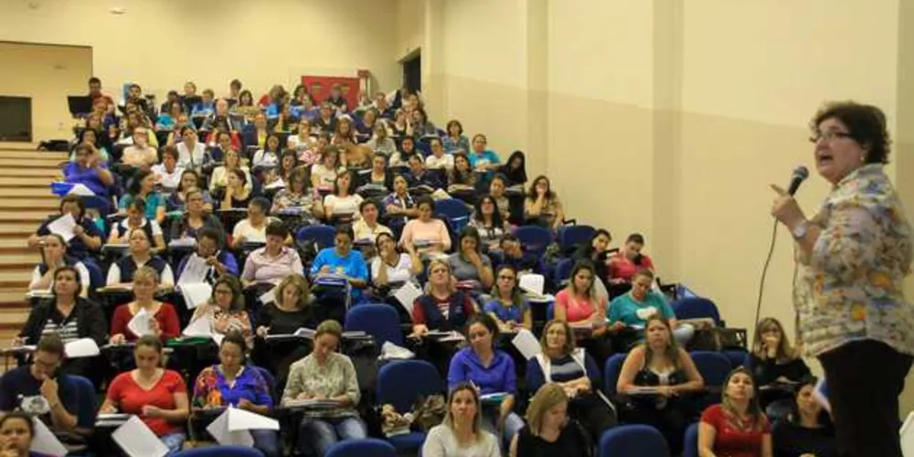 Professores que se candidatam ao cargo de diretores passam por curso de gestão escolar