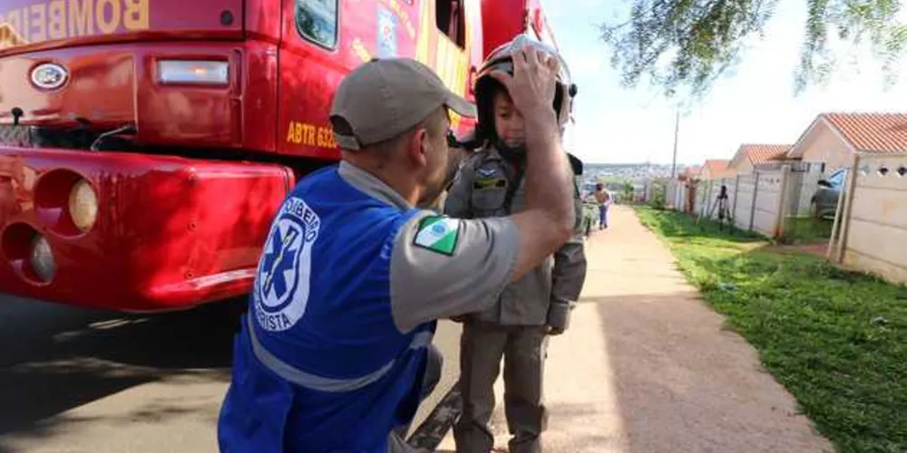 Imagem ilustrativa da imagem Bombeiros presenteiam fã mirim com farda