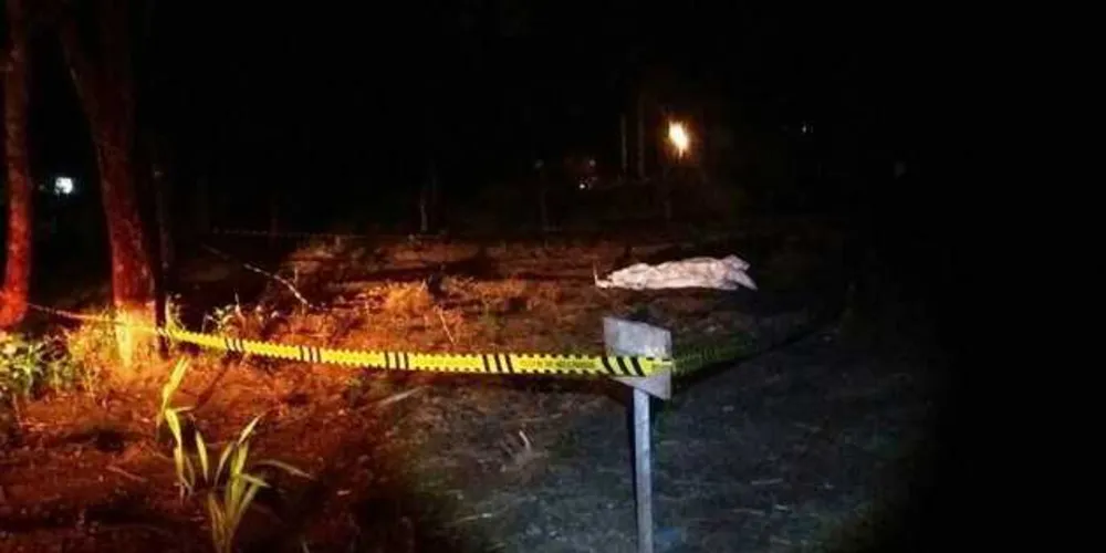 Homem foi achado morto com sinais de agressão; suspeito ainda não foi encontrado