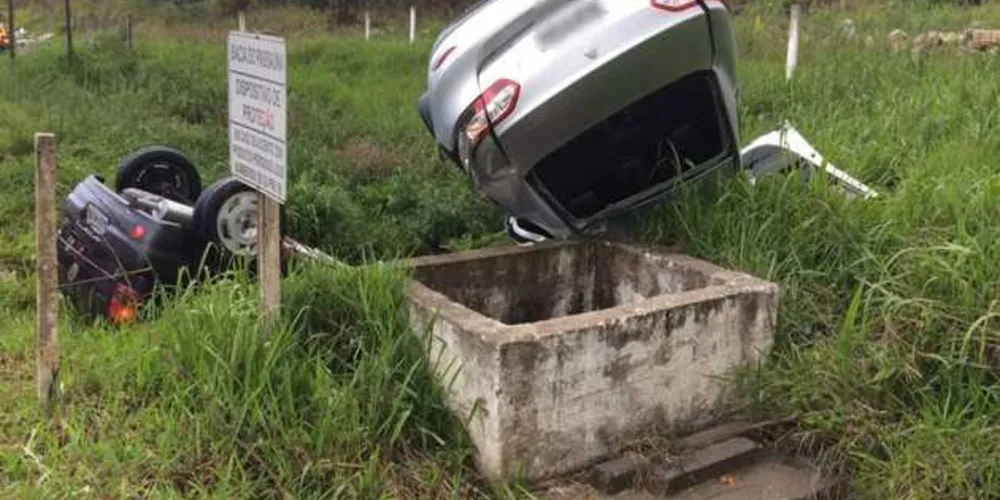 Imagem ilustrativa da imagem Carro invade pista contrária e capota sobre outro veículo