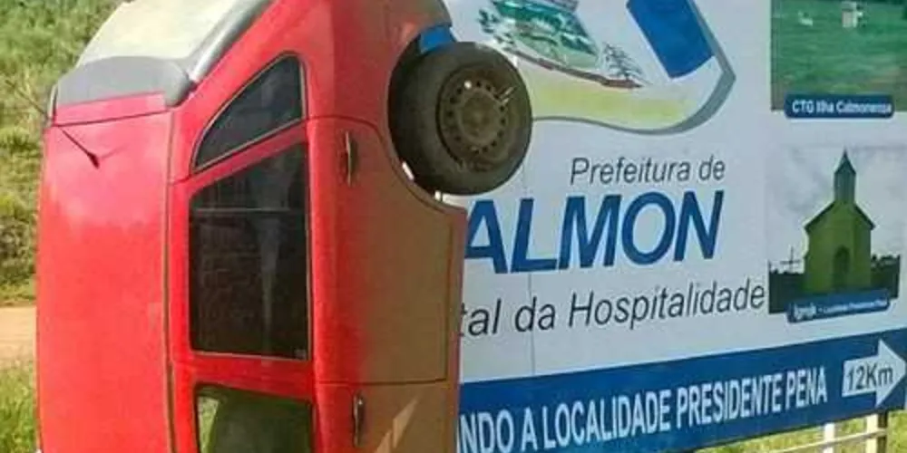 O modo que o veículo parou chamou a atenção, ficando em pé, ao lado de uma placa