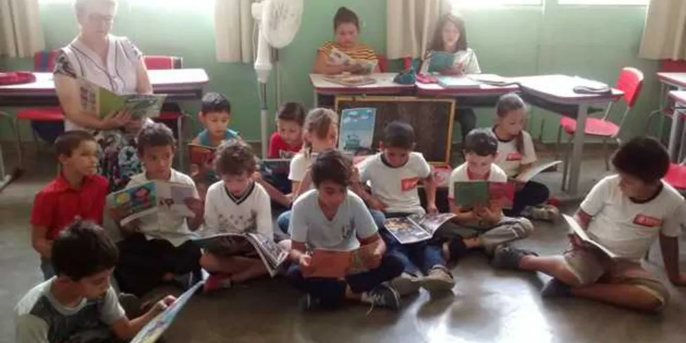 Mães e mala da leitura fazem parte do 2ºC da Escola São Bento