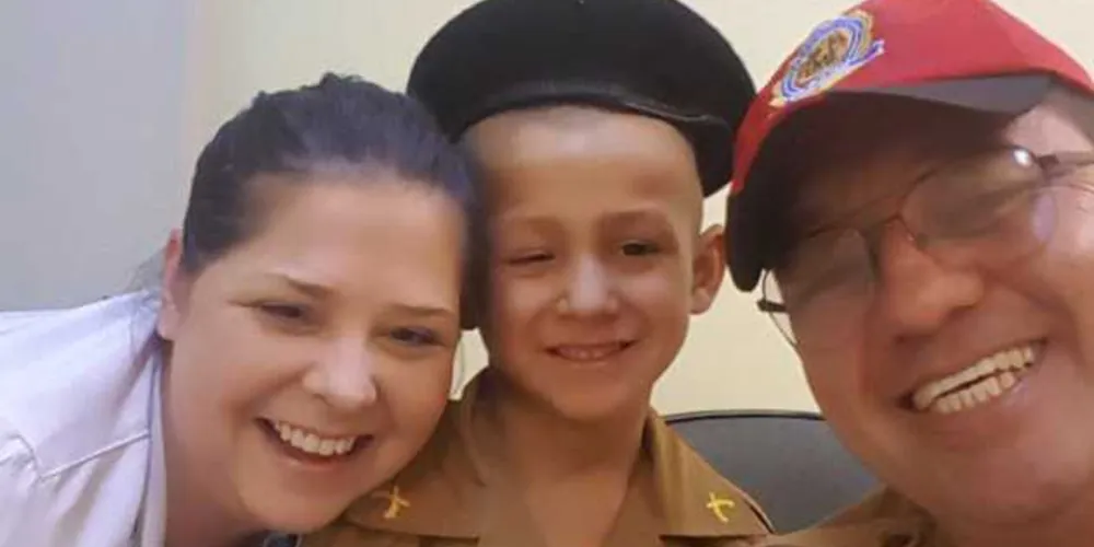 Imagem ilustrativa da imagem Menino que sonha ser policial ganha farda da PM