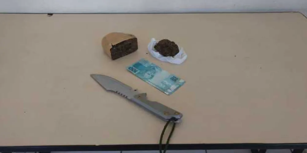 Somadas, as duas buchas de maconha pesaram 194 gramas