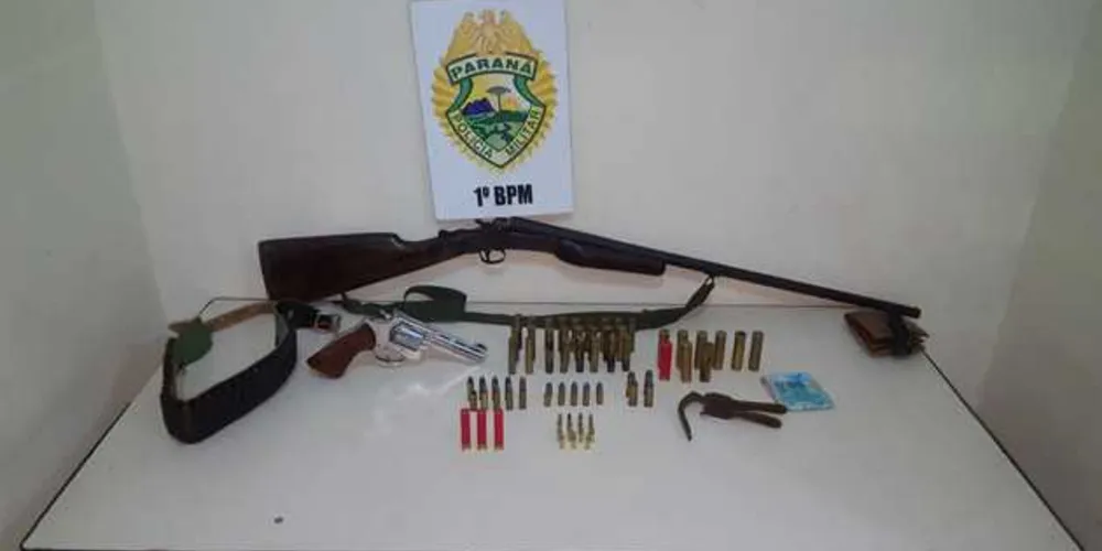 Foram apreendidas duas armas e dezenas de munições com o suspeito