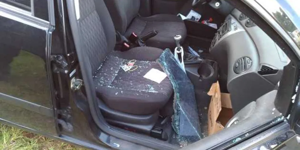 Rapaz furtou aparelho de som e bolsa com peças de roupa de dentro do automóvel