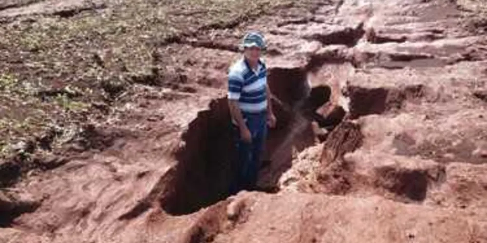 Foto do produtor, dentro da cratera aberta pela erosão, viralizou nas redes sociais e gerou comoção entre agricultores