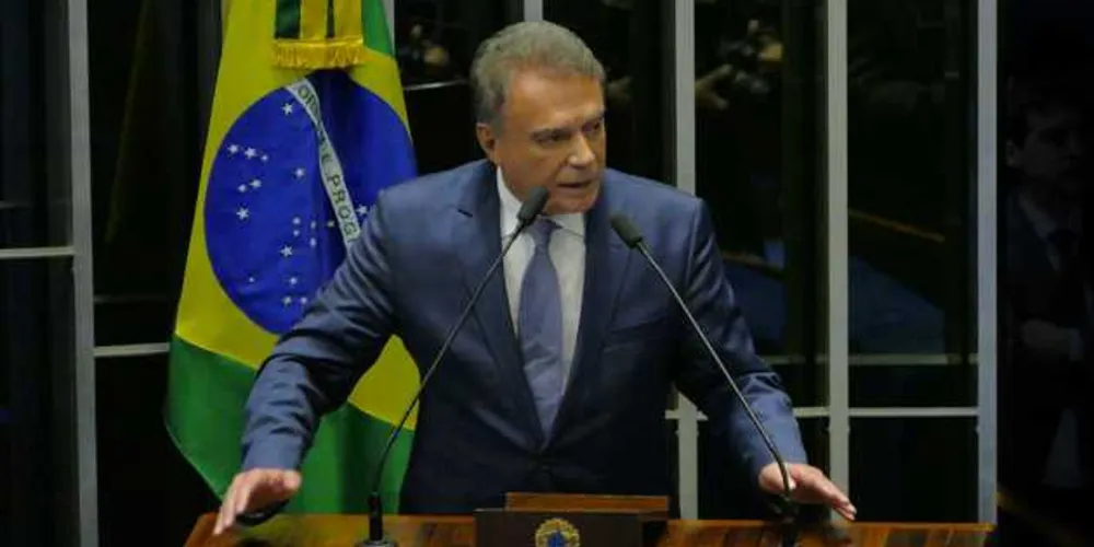 Imagem ilustrativa da imagem Alvaro quer propor candidatura de 'centro' em 2018