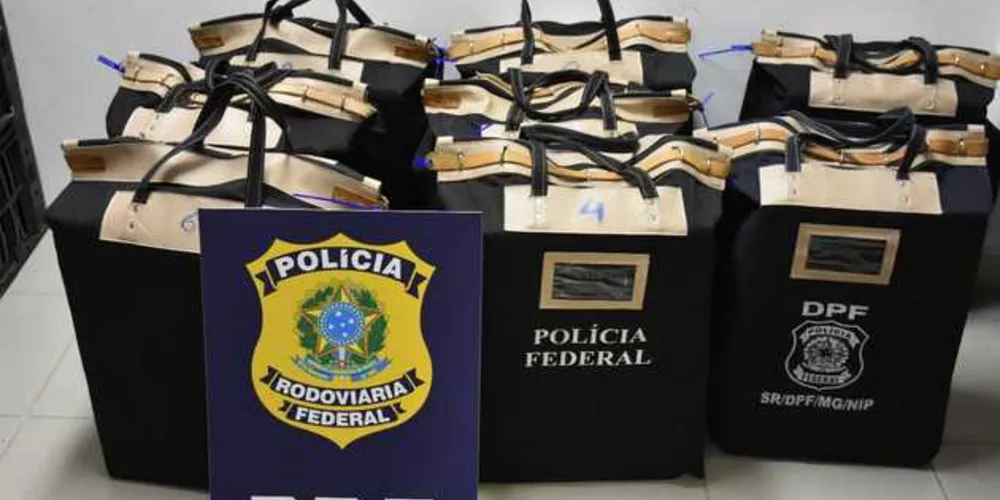 Dinheiro estava em um caminhão, abordado em Campina Grande do Sul, na BR-116; apreensão é a maior já feita pela PRF no país