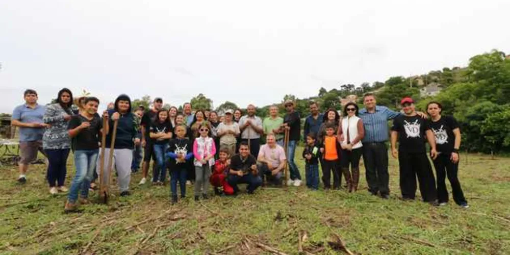 Famílias promoveram o plantio de quase 100 árvores no terreno da nova sede da igreja