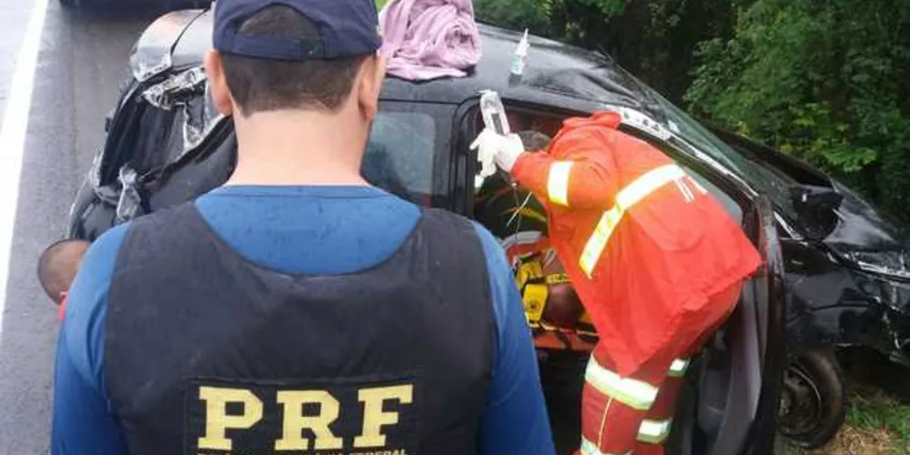 pista molhada e excesso de velocidade podem ter causado acidente