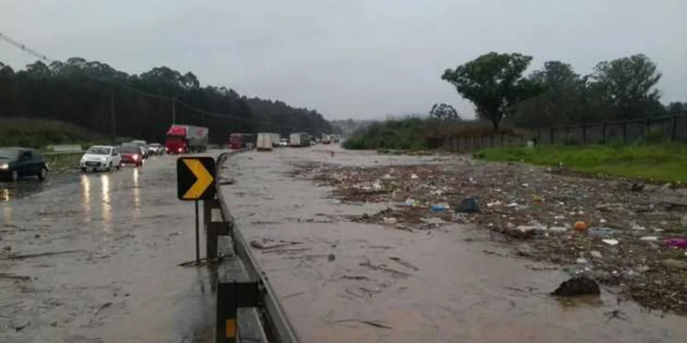 Rio Ronda é um dos pontos críticos da cidade nos dias de chuva