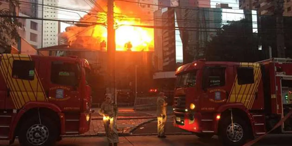 Prédio atingido por incêndio foi construído em 1905; pelo menos metade da estrutura foi destruída