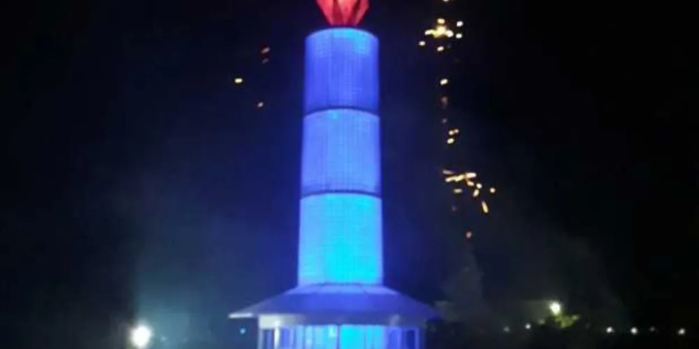 Chamada de Vela da Fé, monumento tem 17 metros de altura e é dividido entre o corpo da vela e uma chama metálica localizada no topo da estrutura. Em sua base fica o Velário Divina Luz 