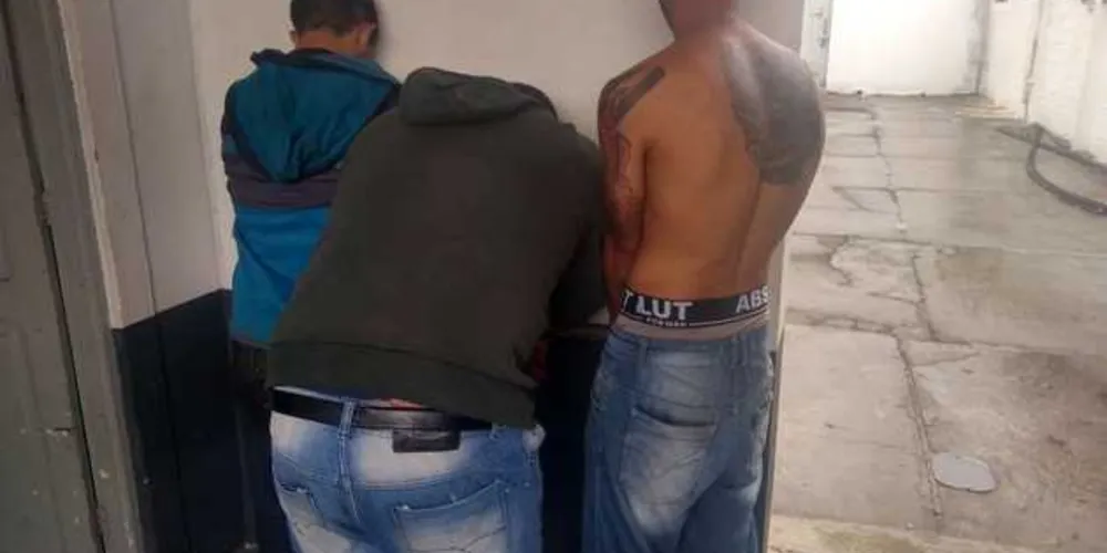 Suspeitos são investigados por participação em roubo e carros