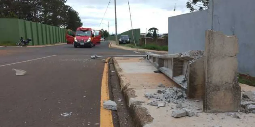 Apesar do estrago, motorista escapou praticamente ileso do acidente