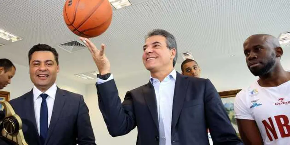 O governador Beto Richa recebeu em seu gabinete a equipe do Ponta Grossa Caramuru de Volei e a equipe de basquete NBPG. Presente: o prefeito de Ponta Grossa, Marcelo Rangel, o campeão mundial de volei Giba entre outros. Curitiba,09/11/2017 Foto:Jaelson Lucas / ANPr
