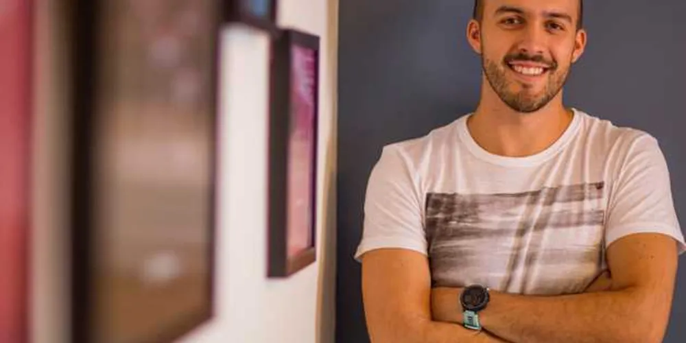 NIVER - Rafael Zem celebra no dia de hoje (10), a passagem de seu aniversário. Rafael é designer gráfico graduado, pós-graduado em Gestão de Marca pela Universidade Positivo, e ao lado de sua esposa Flavia Barros, responde pela agência Porto Bureau, que vem trazendo um conceito inovador para os trabalhos que levam sua assinatura. Da coluna RC os votos de realizações.