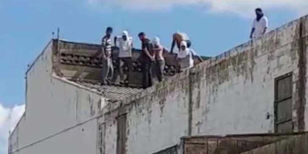 Agentes são feitos reféns por preso 