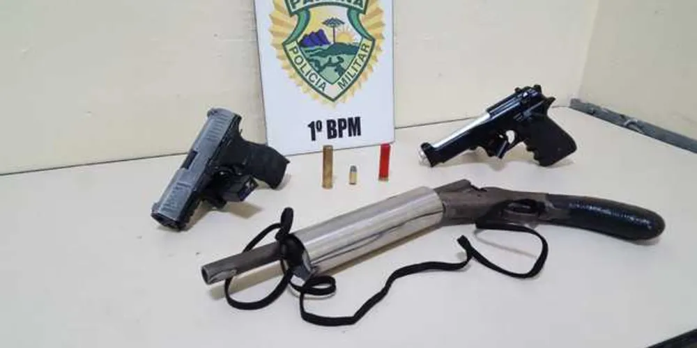 Duas armas de brinquedo e uma espingarda foram apreendidas pelo Pelotão de Choque
