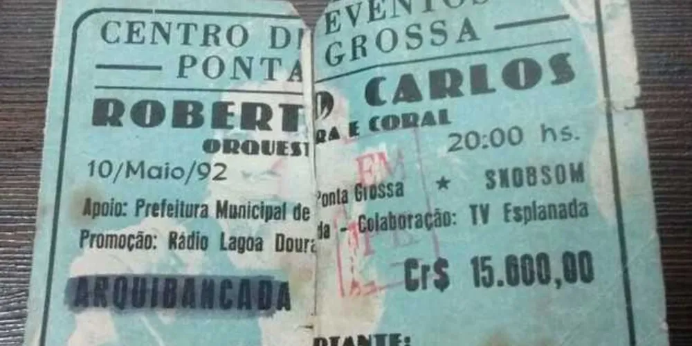 Um senhor teria deixado um antigo ingresso da última visita de Roberto Carlos na cidade, na bilheteria oficial de venda./Foto: Reprodução Facebook