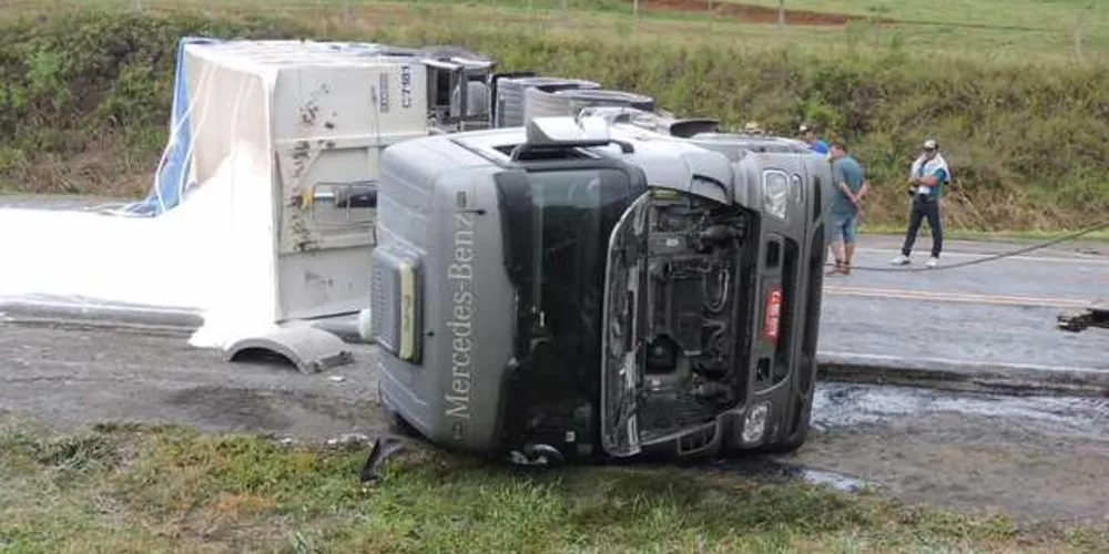 Carga de calcário ficou esparramada na rodovia