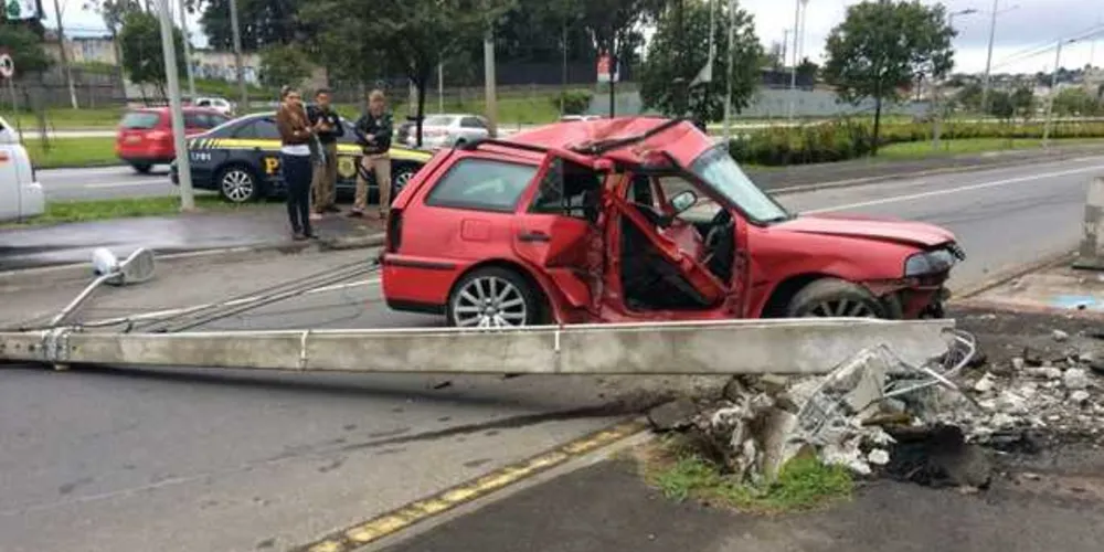 Imagem ilustrativa da imagem Passageiro morre após carro bater contra poste