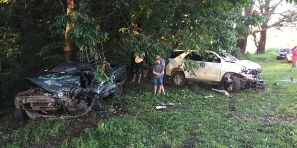 Motorista se perdeu na curva e bateu contra carro que estava estacionado