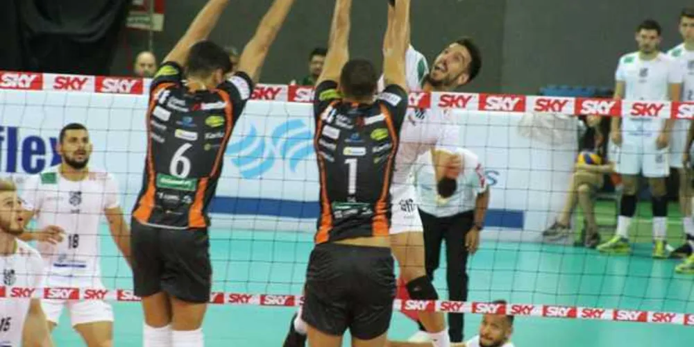 Imagem ilustrativa da imagem Fora de casa, Caramuru vence confronto direto na Superliga