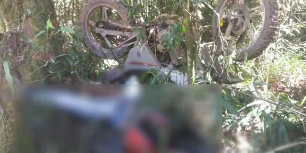 Motociclista foi encontrado já sem vida pela Polícia Militar