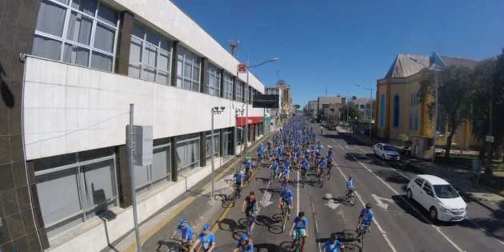 Ciclistas participam de Circuit Ciclístico