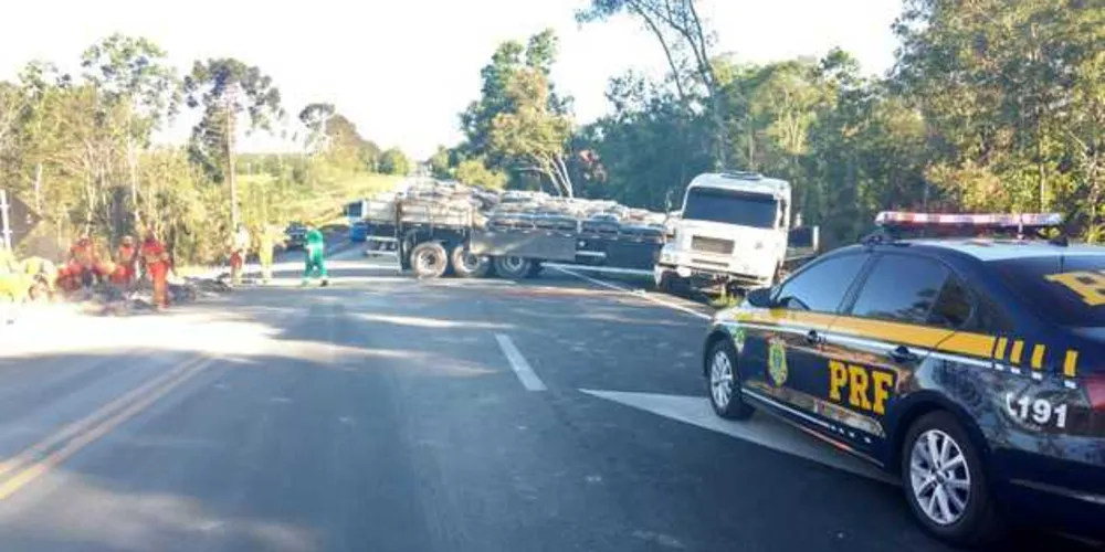 Acidente deixou rodovia interditada até a remoção da carga