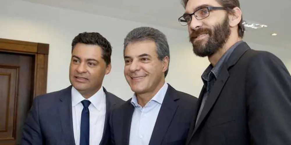 VISITA - Atletas e dirigentes do Caramuru Ponta Grossa Vôlei e do Novo Basquete Ponta Grossa (NBPG) estiveram recentemente no Palácio Iguaçu, em Curitiba, para apresentarem ao governador Beto Richa os troféus conquistados neste ano. 