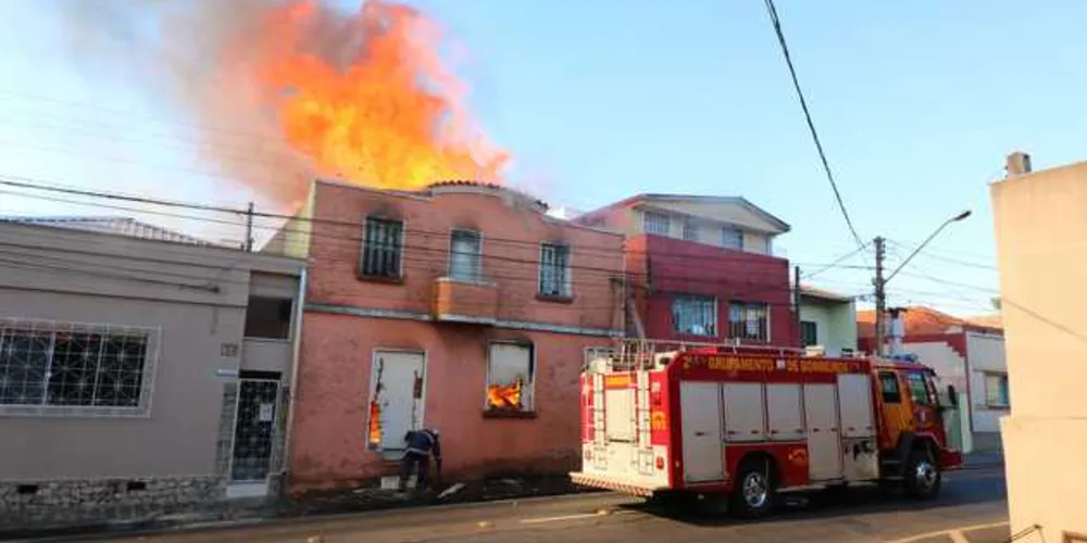 O combate às chamas mobilizou três caminhões e parte do efetivo do 2º Grupamento de Bombeiros