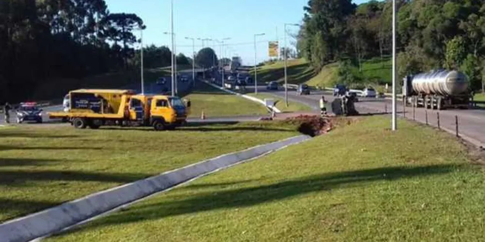 Imagem ilustrativa da imagem Motorista de 18 anos sem carteira capota carro na BR-116