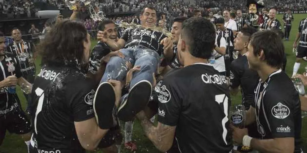 Carille foi carregado nos braços pelos jogadores do Corinthians no fim da partida