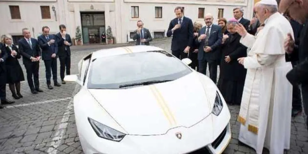  Francisco benze o Lamborghini diante de diretores da marca no Vaticano/Foto: Reprodução AFP