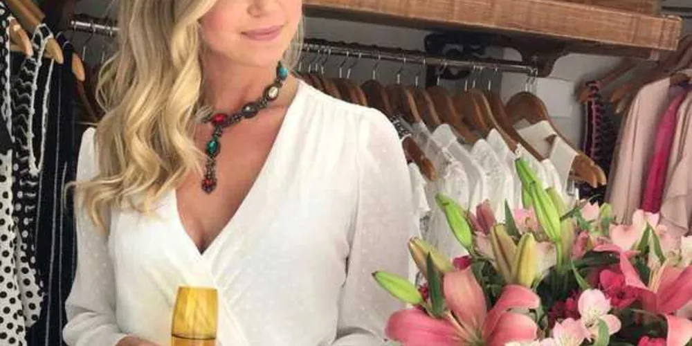 ZION 5 ANOS - A boutique Zion que agora está em novo endereço, totalmente repaginada e bem decorada, celebrou recentemente seus 5 anos de atividades. No registro especial, a beleza da empresária Amanda Ricetti Safieddine, que com seu bom gosto e sofisticação, trás uma coleção impecável, para vestir as mulheres elegantes dos Campos Gerais. Da coluna RC os votos de sucesso para a equipe Zion.