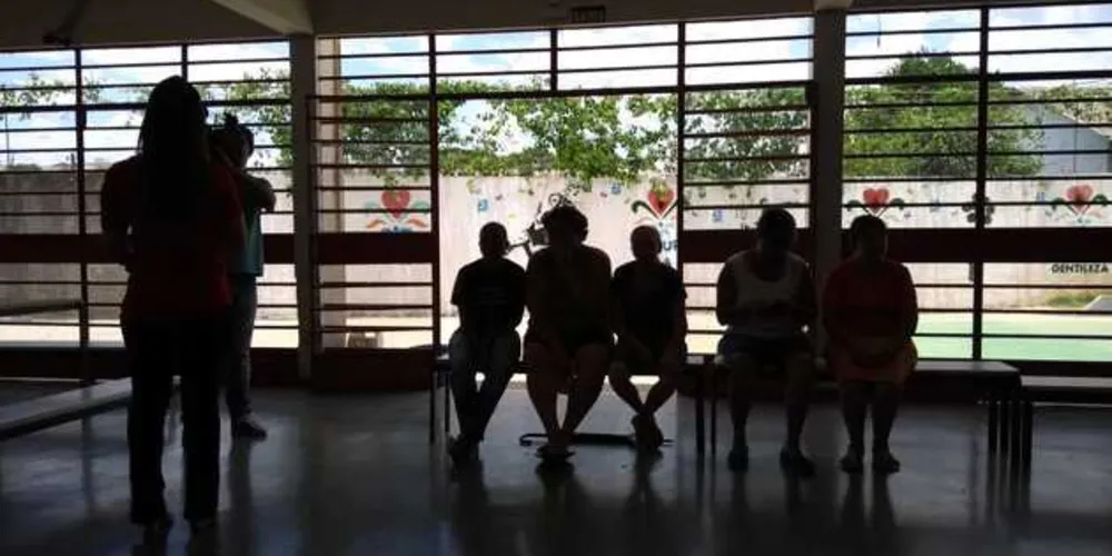 Pais se unem para cobrar autoridades sobre violência em escola estadual