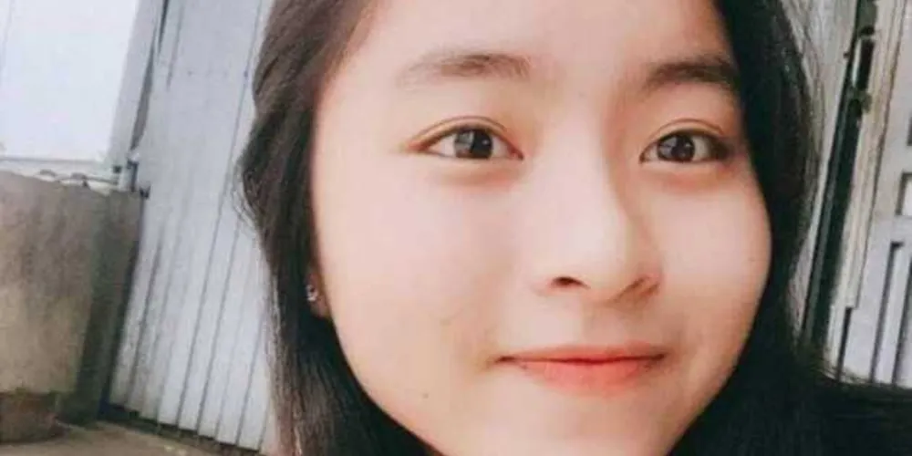 Jovem morreu eletrocutada após encostar em cabo de celular desencapado/ Foto: Reprodução/Facebook
