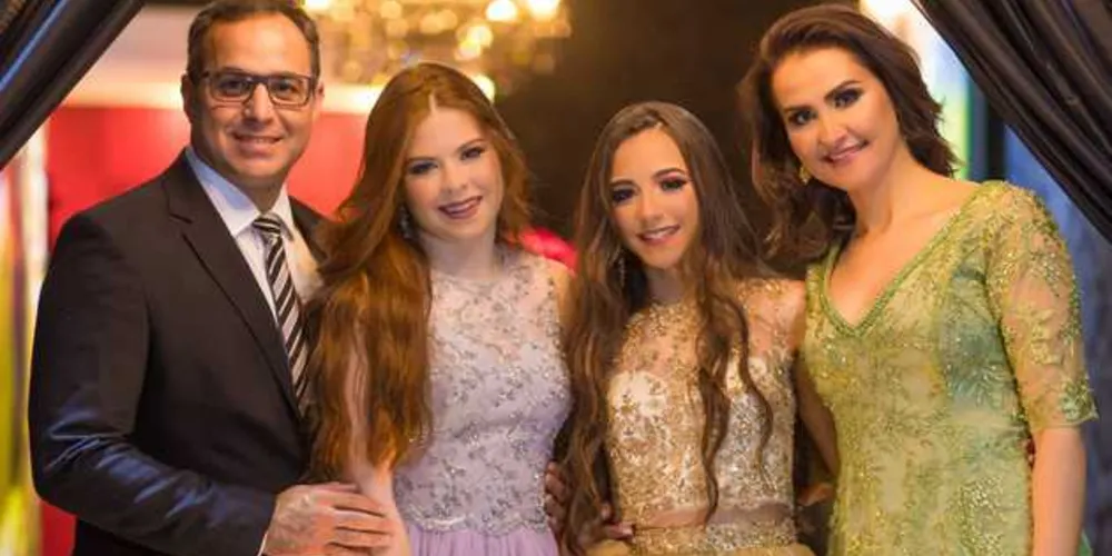 BRINDE A VIDA - O renomado advogado João Paulo Nascimento reserva o sábado (18), para celebrar a troca de idade, recheado do carinho da família. Vale ressaltar que seu escritório de advogados associados é um referencial na região dos Campos Gerais, pelo extremo profissionalismo e competência. No registro especial, João Paulo, sua esposa Cynthia e as filhas Bruna e Paula Nascimento. Da coluna RC os votos de plenas realizações. 