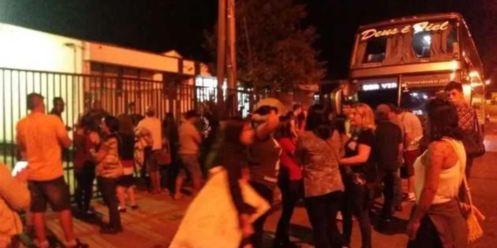 Vítimas esperam atendimento em frente a Delegacia de Castro