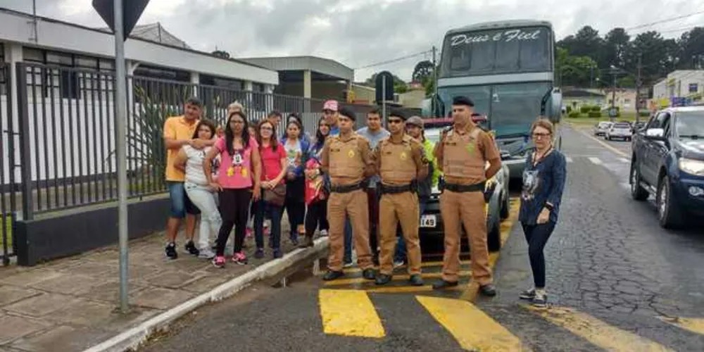Imagem ilustrativa da imagem PM prende dupla que roubou ônibus em Castro