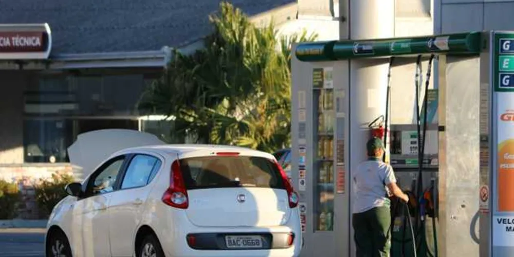Imagem ilustrativa da imagem Petrobras anuncia queda de 5,2% no preço da gasolina