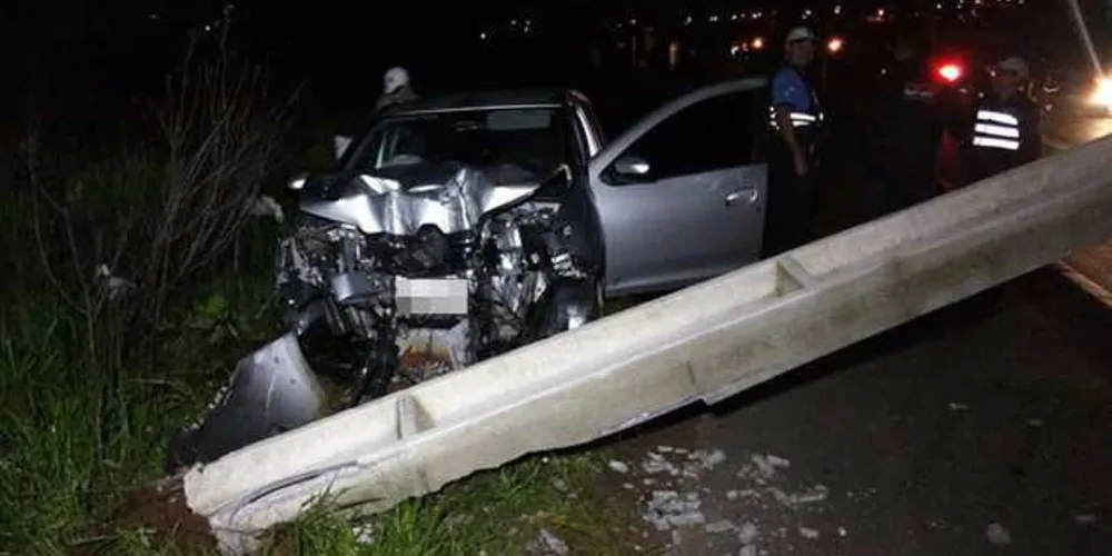 Apesar do estrago no carro e no poste, motorista escapou ileso e foi direto para a delegacia